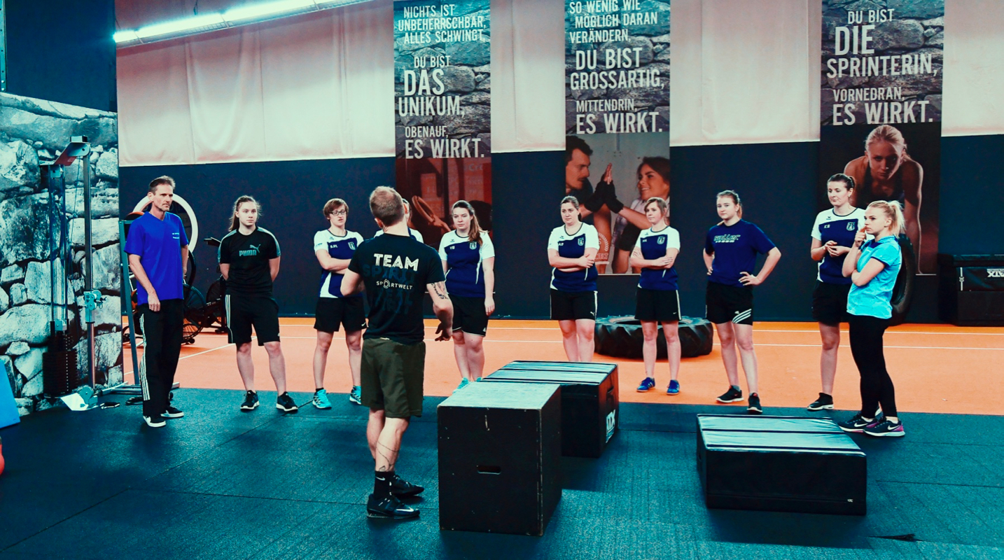 behind:the:scenes:it's:your:stage:start:play:repeat - SV Bavaria Waischenfeld die Frauenfußballmannschaft beim Cross Gym Trainin mit Bastian Lumpp in der Sportwelt Pegnitz